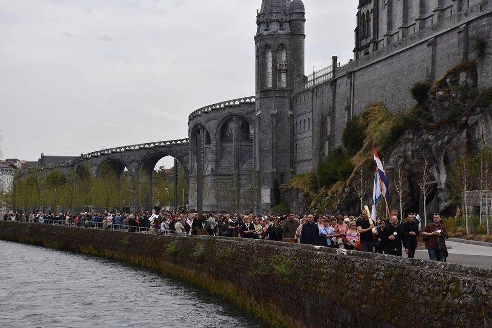 Pobožnost Križnoga puta na lurdskoj Kalvariji i paljenje hodočasničke svijeće
