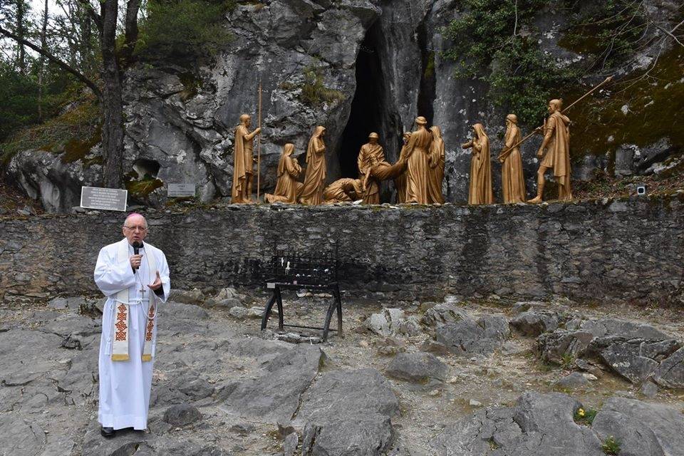 Pobožnost Križnoga puta na lurdskoj Kalvariji i paljenje hodočasničke svijeće