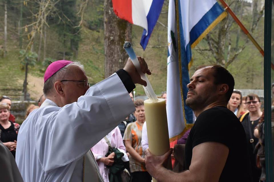 Pobožnost Križnoga puta na lurdskoj Kalvariji i paljenje hodočasničke svijeće