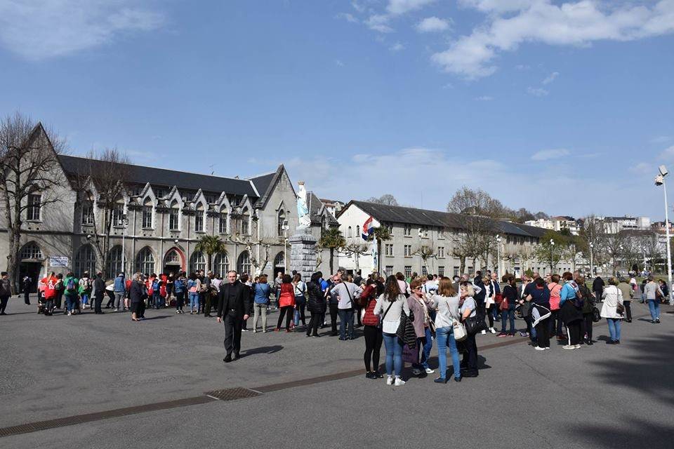 Pobožnost Križnoga puta na lurdskoj Kalvariji i paljenje hodočasničke svijeće