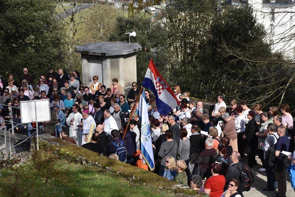 Pobožnost Križnoga puta na lurdskoj Kalvariji i paljenje hodočasničke svijeće