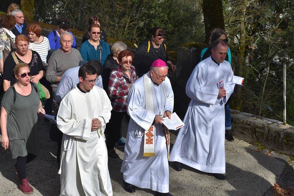 Pobožnost Križnoga puta na lurdskoj Kalvariji i paljenje hodočasničke svijeće