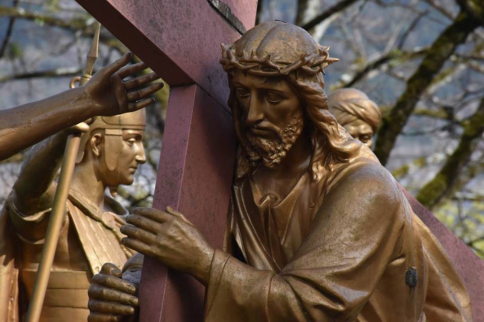 Pobožnost Križnoga puta na lurdskoj Kalvariji i paljenje hodočasničke svijeće