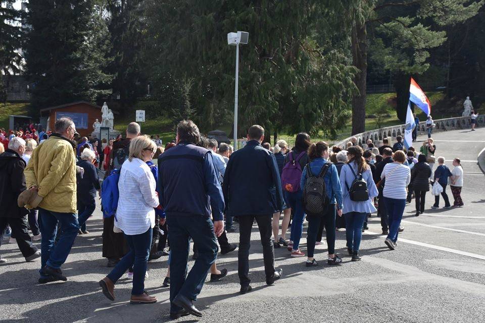 Pobožnost Križnoga puta na lurdskoj Kalvariji i paljenje hodočasničke svijeće