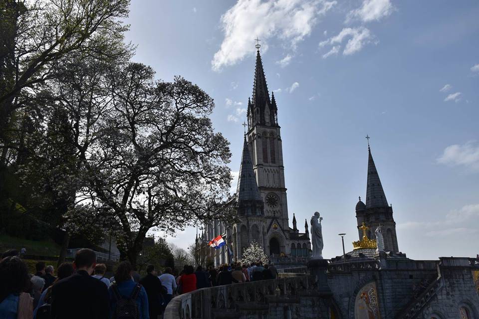 Pobožnost Križnoga puta na lurdskoj Kalvariji i paljenje hodočasničke svijeće