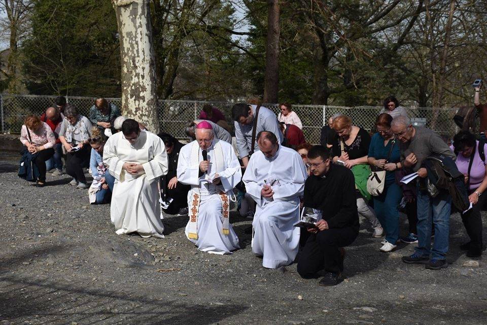 Pobožnost Križnoga puta na lurdskoj Kalvariji i paljenje hodočasničke svijeće