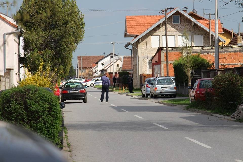 Drama u Kvaternikovoj ulici; S pištoljem se popeo na krov i vikao da neće izaći iz kuće