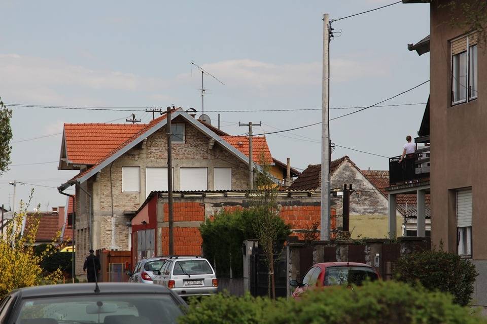 Drama u Kvaternikovoj ulici; S pištoljem se popeo na krov i vikao da neće izaći iz kuće