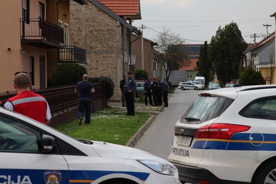 Drama u Kvaternikovoj ulici; S pištoljem se popeo na krov i vikao da neće izaći iz kuće