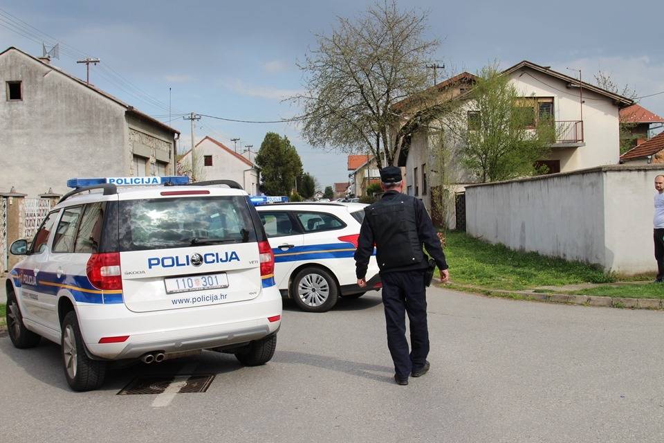 Drama u Kvaternikovoj ulici; S pištoljem se popeo na krov i vikao da neće izaći iz kuće