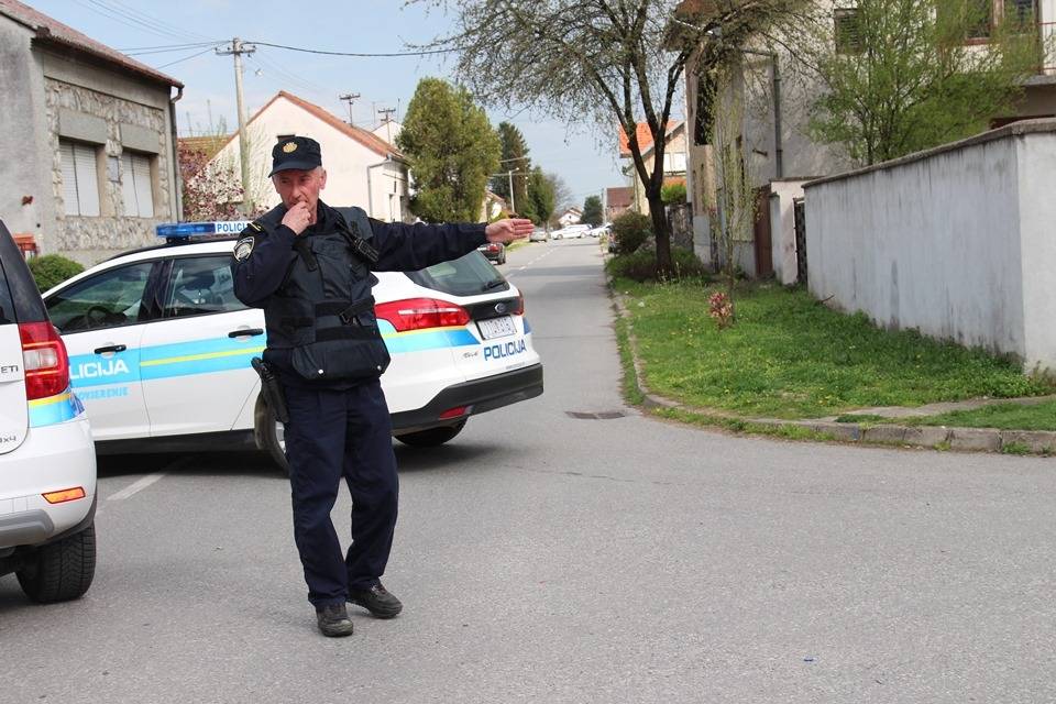 Drama u Kvaternikovoj ulici; S pištoljem se popeo na krov i vikao da neće izaći iz kuće