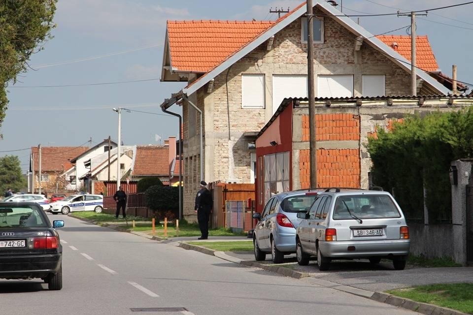 Drama u Kvaternikovoj ulici; S pištoljem se popeo na krov i vikao da neće izaći iz kuće