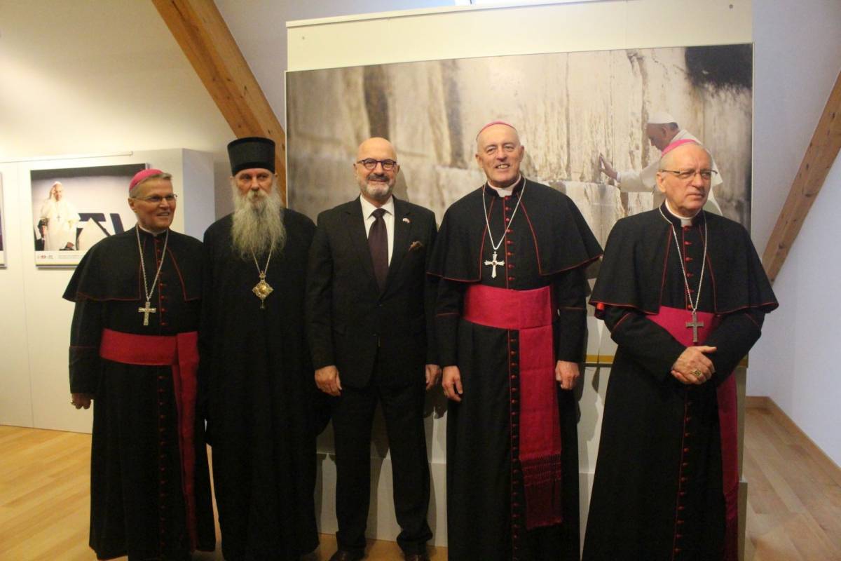 U Požegi otvorena izložba fotografija „Papa Franjo u Izraelu“ 