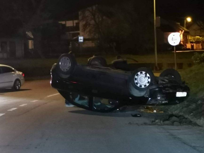 Automobil dvoje mladih Požežana sinoć završio na krovu u Sl. Brodu
