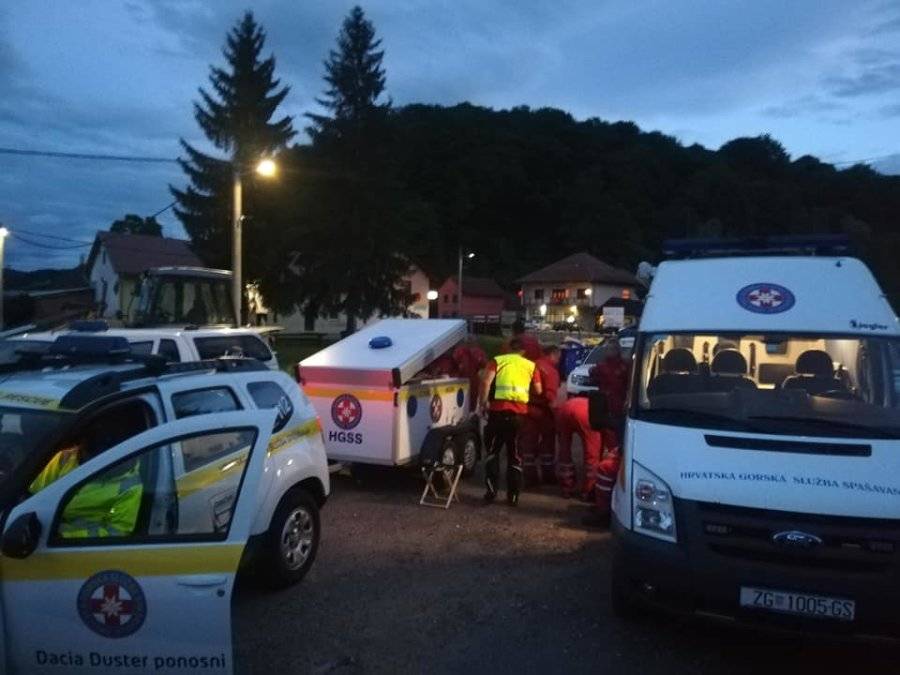 Hrvatski timovi već drugi dan tragaju za žrtvama potresa u Albaniji