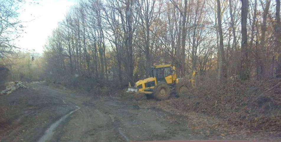 Mještani Komušine i Laza ogorčeni jer zbog blata i zemlje na ʺcestiʺ ne mogu prići svojim kućama