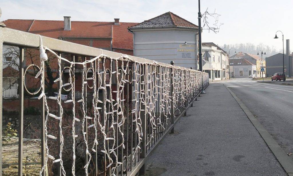 Nekome od prolaznika jako su zasmetale božićne lampice u Pakracu