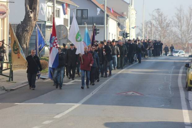 Svečanim mimohodom pobjednika obilježena 28. obljetnica oslobođenja i Dan branitelja Lipika