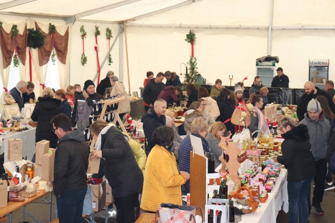 Otvoren Božićni sajam u Lipiku uz četrdesetak raznovrsnih izlagača