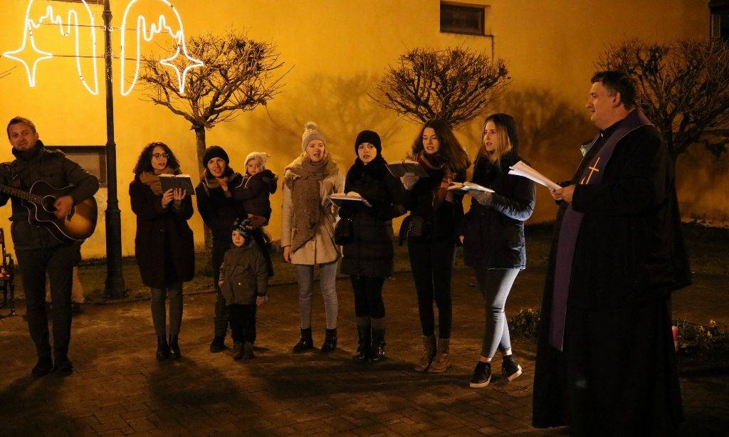 Upaljena treća adventska svijeća na Trgu dr. Franje Tuđmana u Pakracu