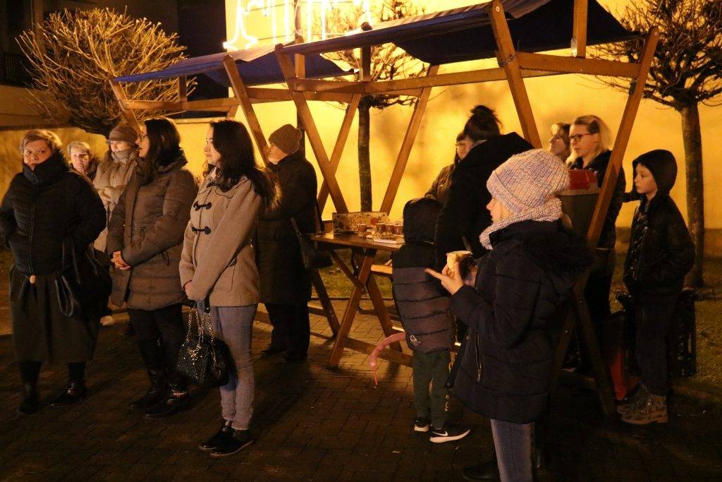 Upaljena treća adventska svijeća na Trgu dr. Franje Tuđmana u Pakracu