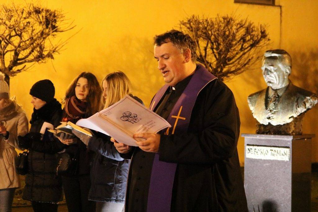 Upaljena treća adventska svijeća na Trgu dr. Franje Tuđmana u Pakracu