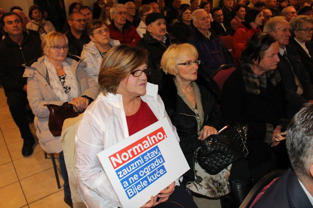 Na skupu Zorana Milanovića u Požegi tražilo se mjesto više: ʺHvala vam na velikoj podršci koja mi puno znači !ʺ