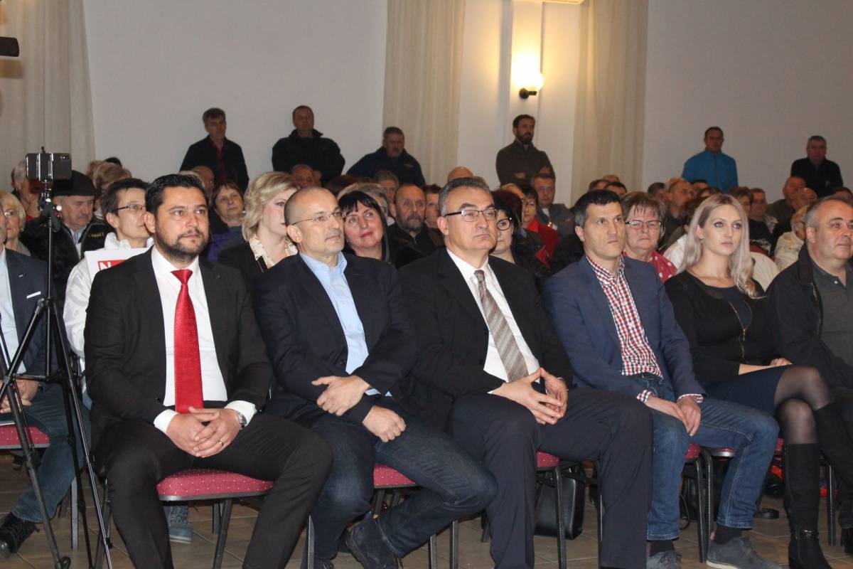 Na skupu Zorana Milanovića u Požegi tražilo se mjesto više: ʺHvala vam na velikoj podršci koja mi puno znači !ʺ