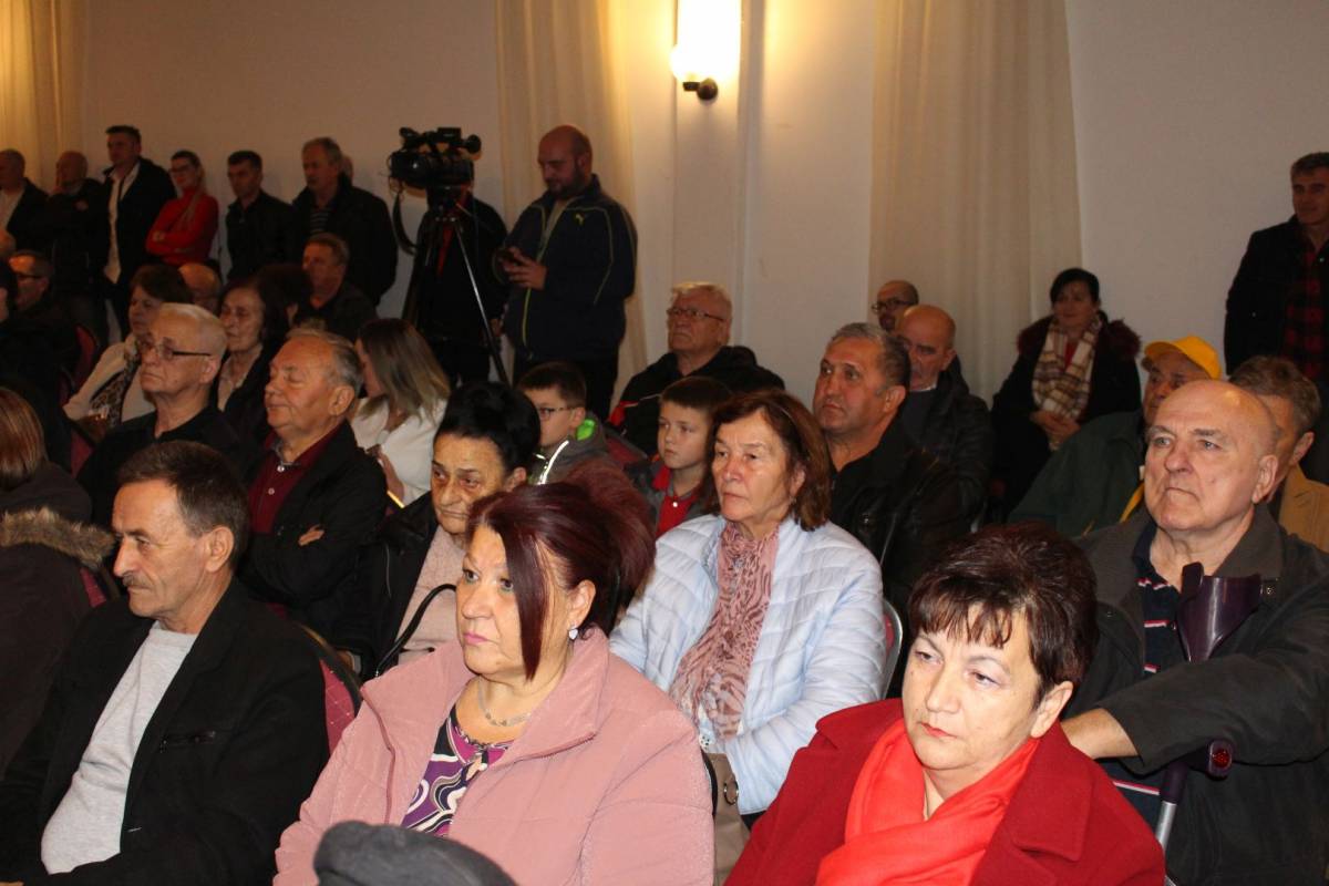 Na skupu Zorana Milanovića u Požegi tražilo se mjesto više: ʺHvala vam na velikoj podršci koja mi puno znači !ʺ