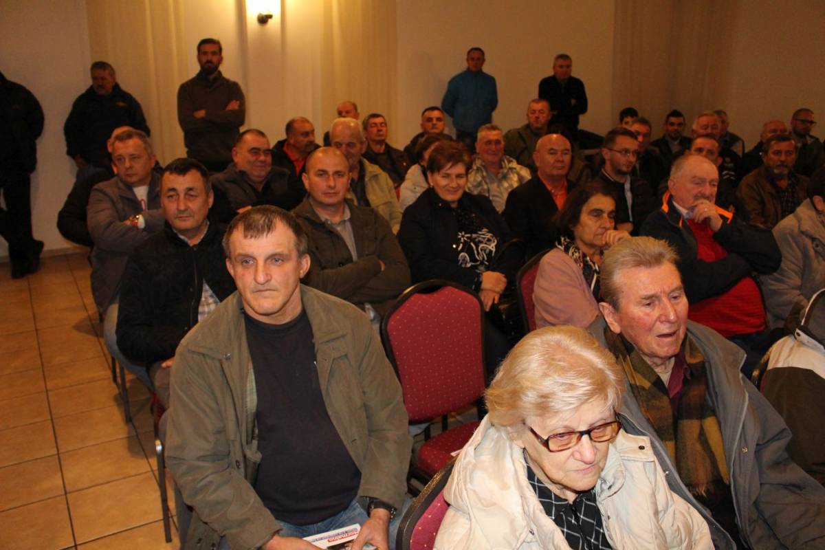 Na skupu Zorana Milanovića u Požegi tražilo se mjesto više: ʺHvala vam na velikoj podršci koja mi puno znači !ʺ