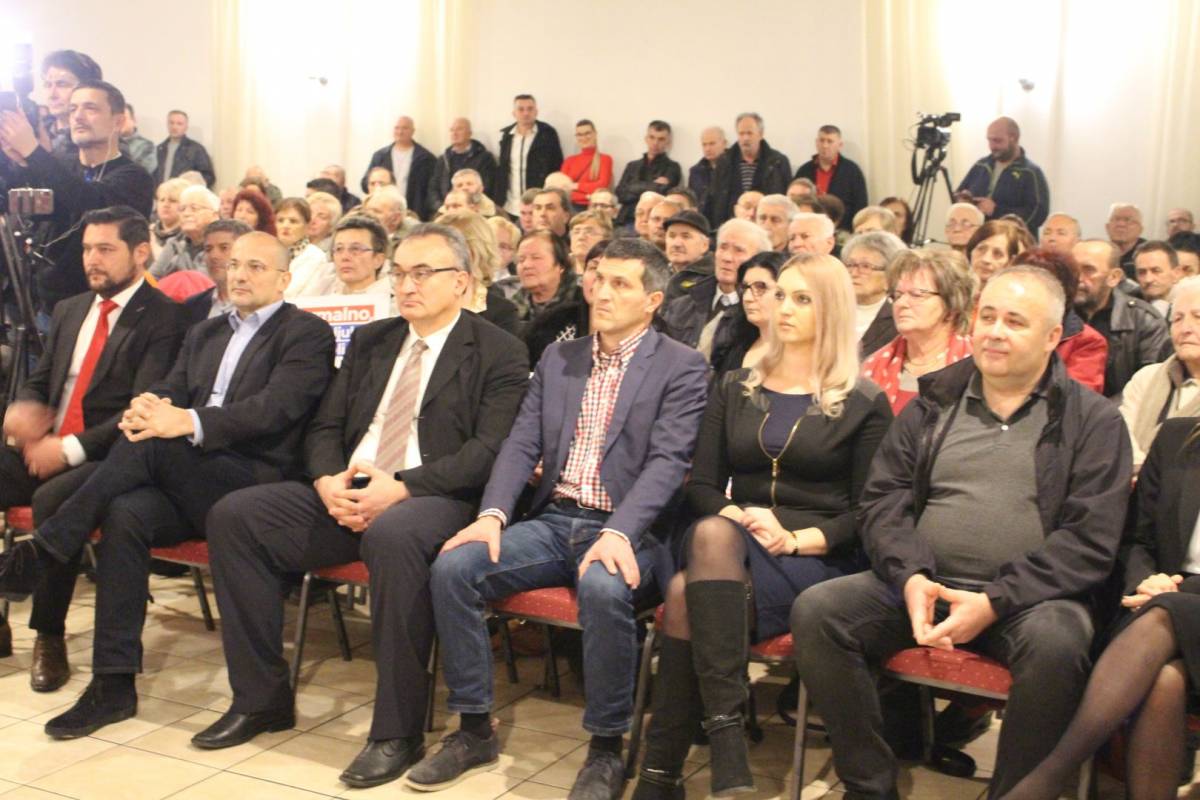 Na skupu Zorana Milanovića u Požegi tražilo se mjesto više: ʺHvala vam na velikoj podršci koja mi puno znači !ʺ