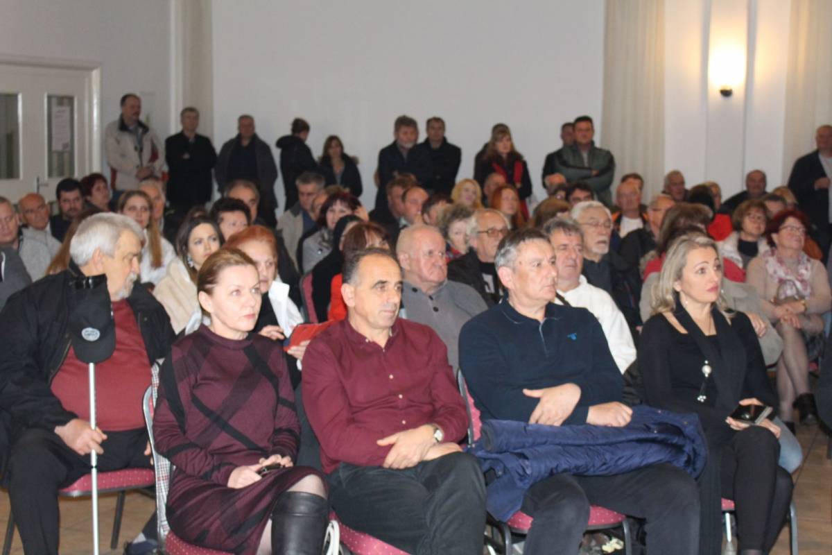 Na skupu Zorana Milanovića u Požegi tražilo se mjesto više: ʺHvala vam na velikoj podršci koja mi puno znači !ʺ