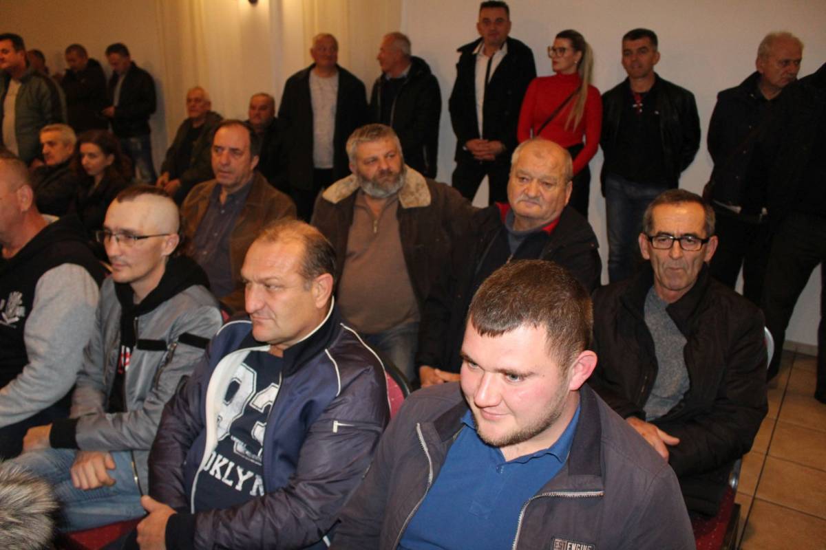 Na skupu Zorana Milanovića u Požegi tražilo se mjesto više: ʺHvala vam na velikoj podršci koja mi puno znači !ʺ