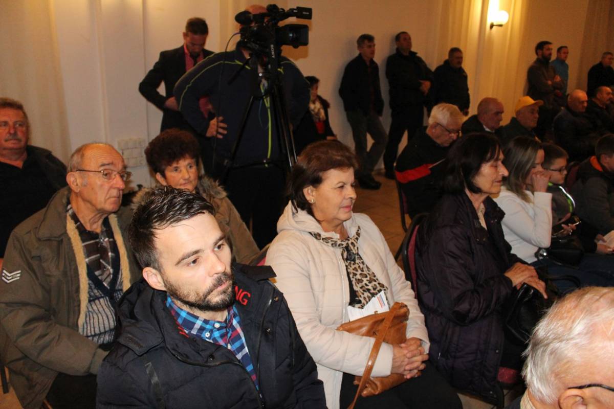 Na skupu Zorana Milanovića u Požegi tražilo se mjesto više: ʺHvala vam na velikoj podršci koja mi puno znači !ʺ