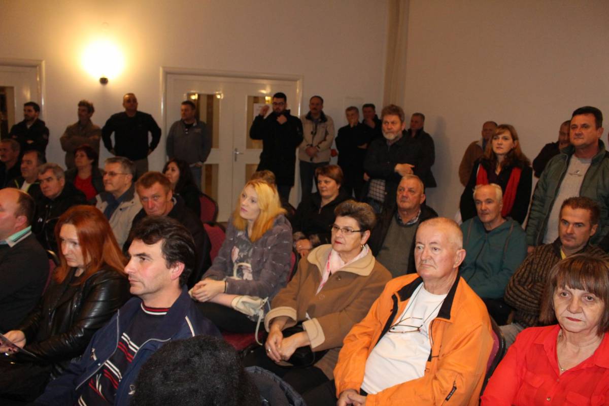 Na skupu Zorana Milanovića u Požegi tražilo se mjesto više: ʺHvala vam na velikoj podršci koja mi puno znači !ʺ