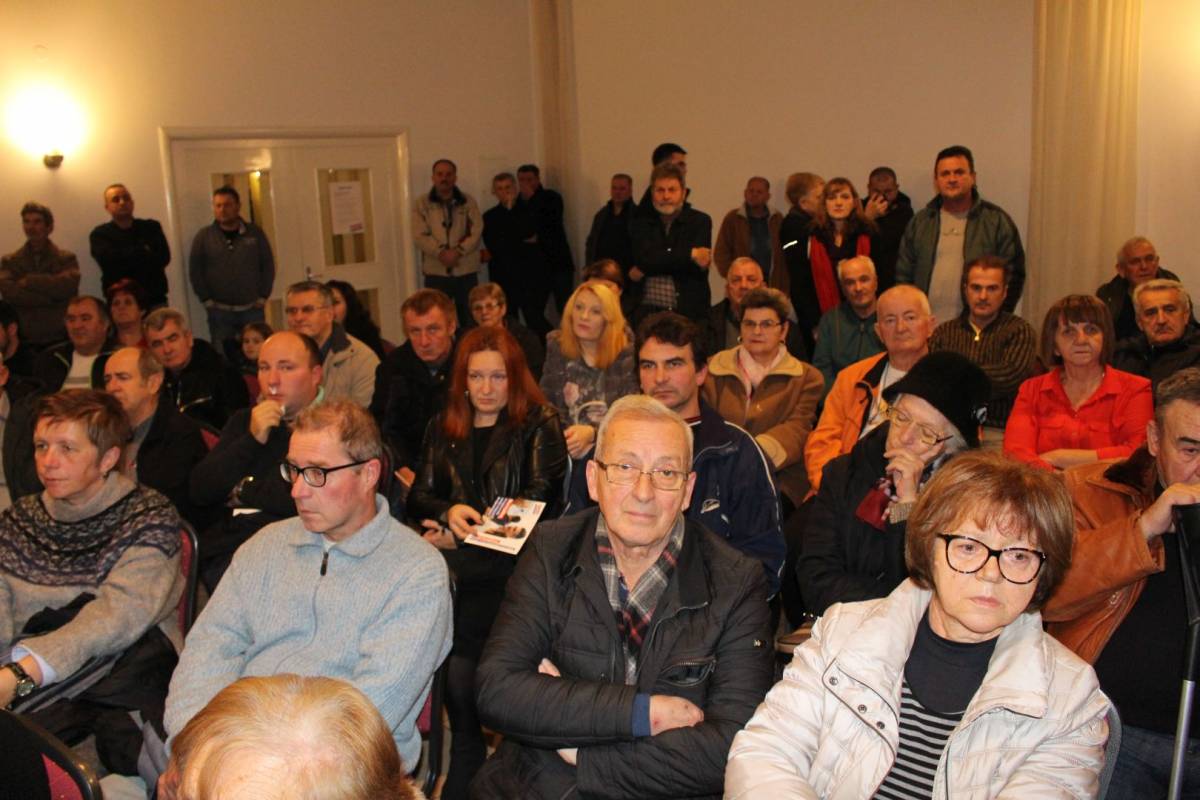 Na skupu Zorana Milanovića u Požegi tražilo se mjesto više: ʺHvala vam na velikoj podršci koja mi puno znači !ʺ