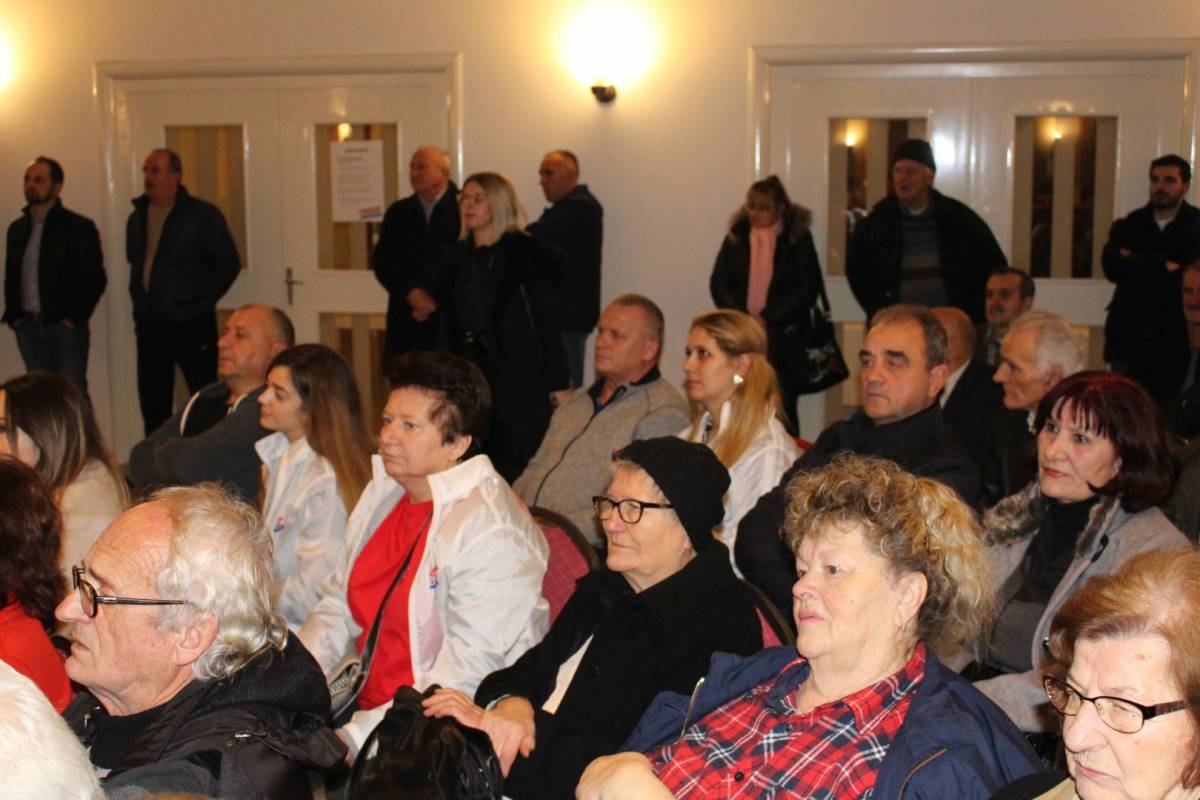 Na skupu Zorana Milanovića u Požegi tražilo se mjesto više: ʺHvala vam na velikoj podršci koja mi puno znači !ʺ