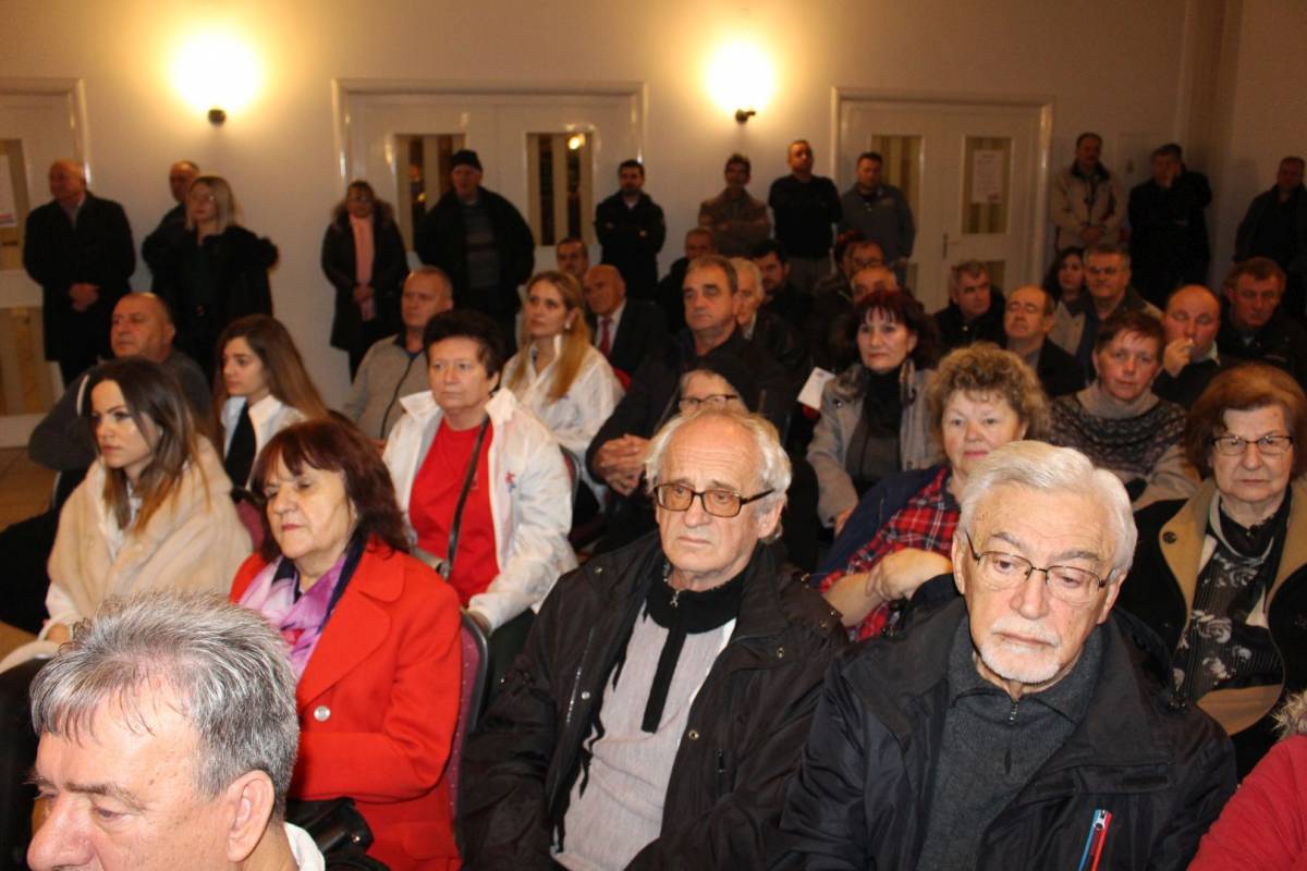 Na skupu Zorana Milanovića u Požegi tražilo se mjesto više: ʺHvala vam na velikoj podršci koja mi puno znači !ʺ