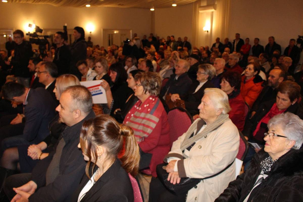 Na skupu Zorana Milanovića u Požegi tražilo se mjesto više: ʺHvala vam na velikoj podršci koja mi puno znači !ʺ