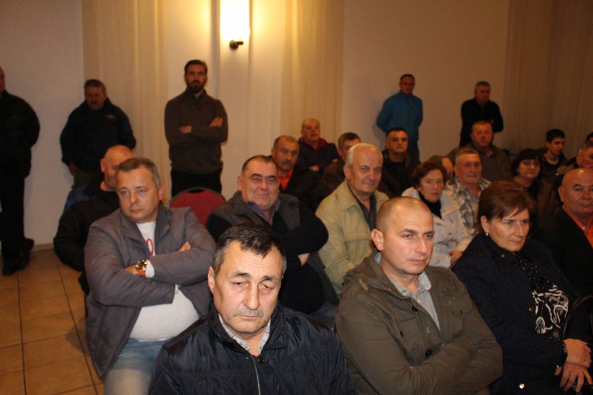 Na skupu Zorana Milanovića u Požegi tražilo se mjesto više: ʺHvala vam na velikoj podršci koja mi puno znači !ʺ