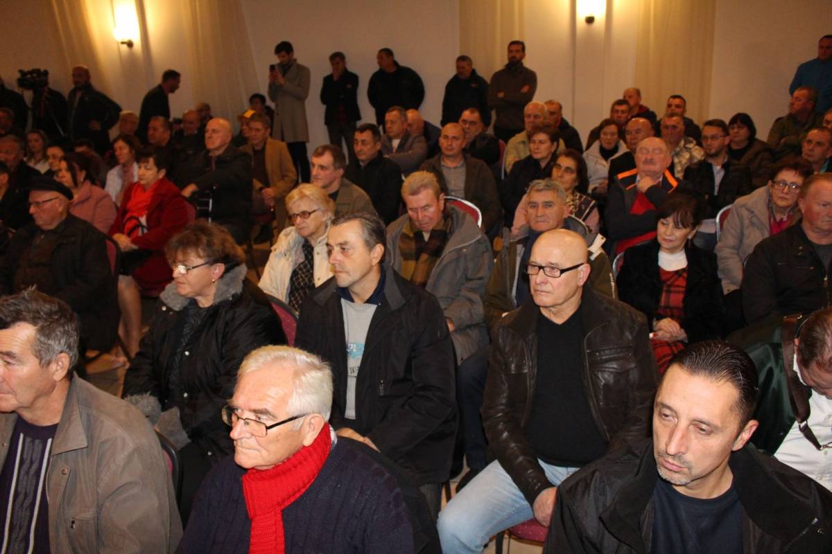 Na skupu Zorana Milanovića u Požegi tražilo se mjesto više: ʺHvala vam na velikoj podršci koja mi puno znači !ʺ