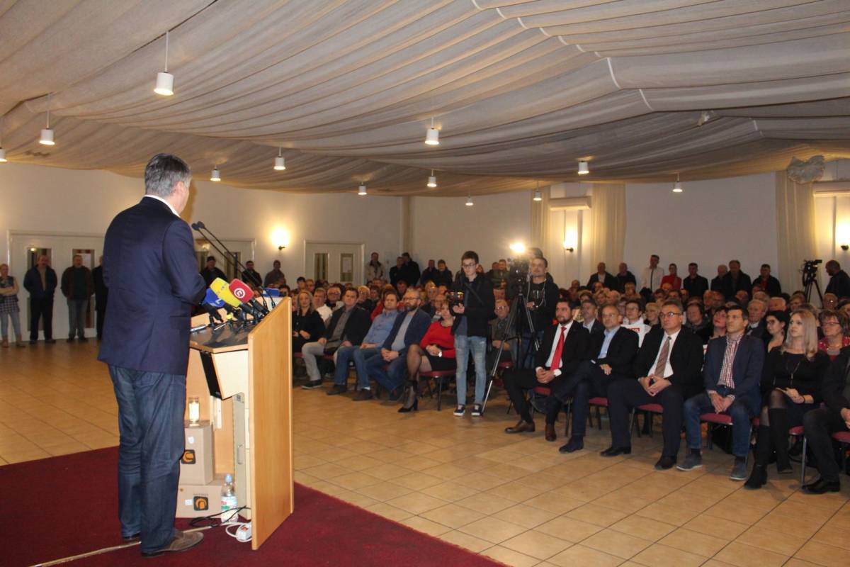 Na skupu Zorana Milanovića u Požegi tražilo se mjesto više: ʺHvala vam na velikoj podršci koja mi puno znači !ʺ