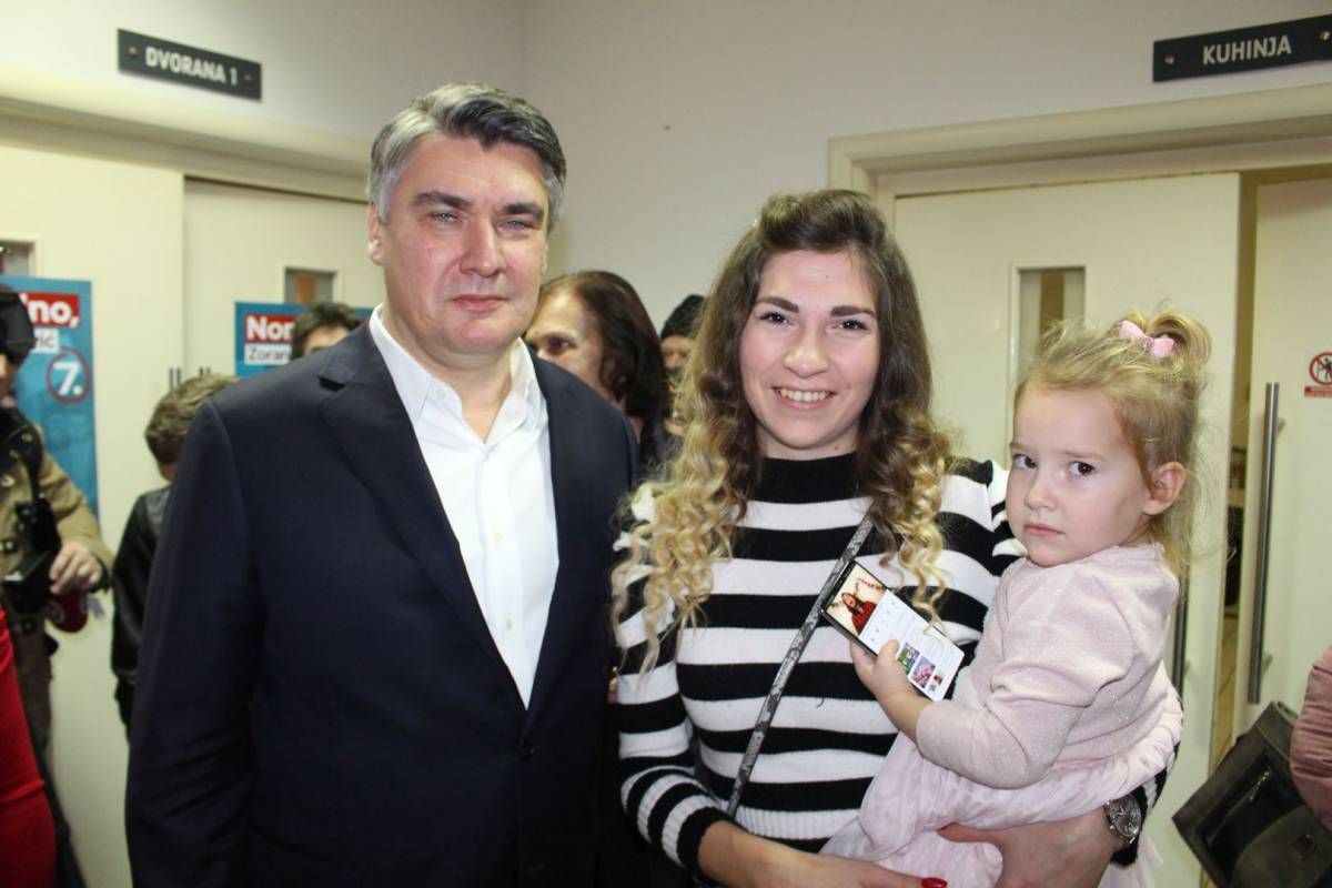 Na skupu Zorana Milanovića u Požegi tražilo se mjesto više: ʺHvala vam na velikoj podršci koja mi puno znači !ʺ