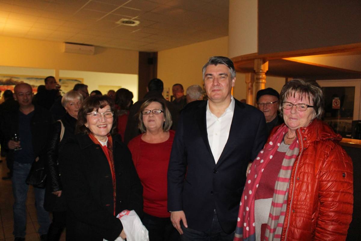 Na skupu Zorana Milanovića u Požegi tražilo se mjesto više: ʺHvala vam na velikoj podršci koja mi puno znači !ʺ