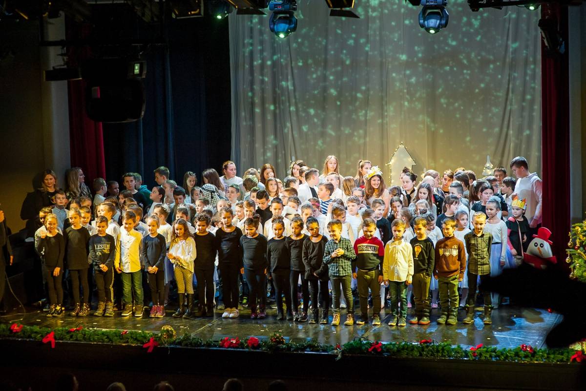 Biskup Antun Škvorčević prisustvovao predbožićnoj priredbi u Katoličkoj osnovnoj školi u Virovitici 