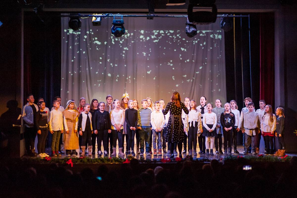 Biskup Antun Škvorčević prisustvovao predbožićnoj priredbi u Katoličkoj osnovnoj školi u Virovitici