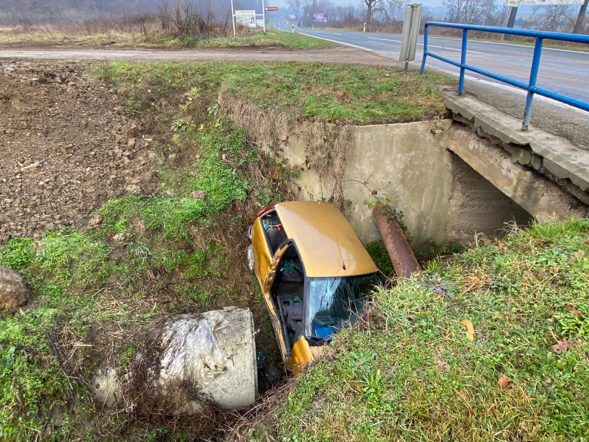 U Veseloj jutros slijetanje vozila u kanal, vatrogasci izvlačili ozlijeđene osobe iz automobila