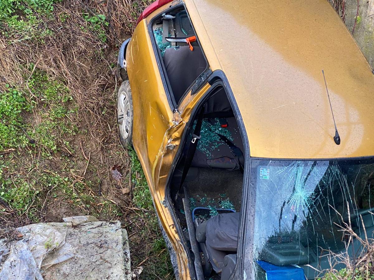 U Veseloj jutros slijetanje vozila u kanal, vatrogasci izvlačili ozlijeđene osobe iz automobila