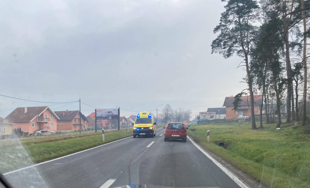 U Veseloj jutros slijetanje vozila u kanal, vatrogasci izvlačili ozlijeđene osobe iz automobila