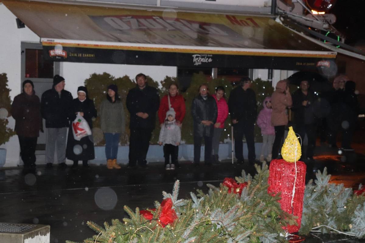 Zapaljena četvrta adventska svijeća u Lipiku